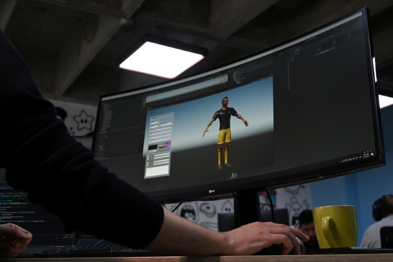 Le concepteur 3D Andres Hernandez, travaille sur le jeu vidéo FIFA Rivals au siège de Bacon Games, le 10 mars 202 5à Bogota, en Colombie