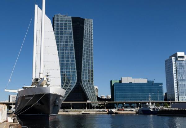 Neoliner Origin, le premier cargo à voile de nouvelle génération, au port de Marseille, le 6 octobre 2025
