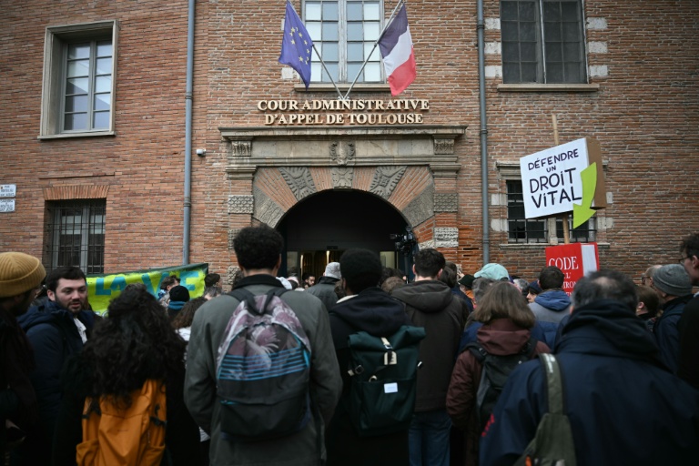 Opposants à l'autoroute A69 rassemblés devant la cour administrative d'appel de Toulouse