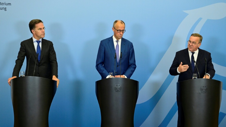 Le secrétaire général de l'Otan Mark Rutte (gauche), le chancelier allemand Friedrich Merz (centre) et son ministre de la Défense Boris Pistorius (droite) lors d'une conférence de presse à Berlin le 1er juillet 2026