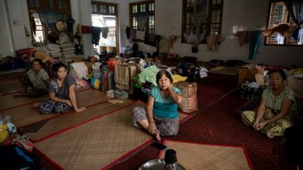Des femmes déplacées par les combats entre l'armée birmane et l'Armée de l'indépendance kachin (KIA) installées dans un abri sur le terrain d'un monastère à Mandalay, le 16 septembre 2025 en Birmanie