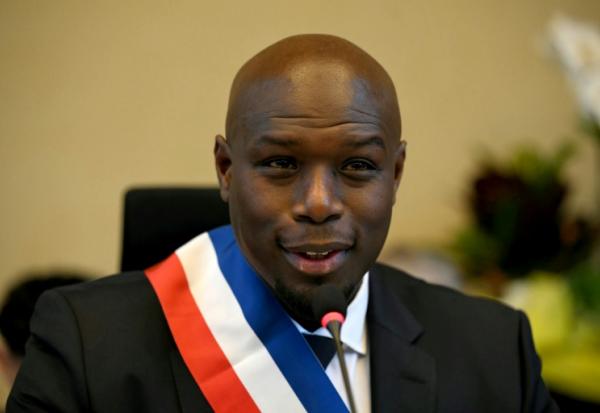 Le nouveau maire du Blanc-Mesnil, Demba Traoré, s'exprime après son élection, le 29 mars 2026 au Blanc-Mesnil