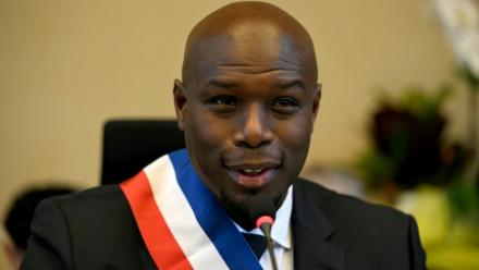 Le nouveau maire du Blanc-Mesnil, Demba Traoré, s'exprime après son élection, le 29 mars 2026 au Blanc-Mesnil