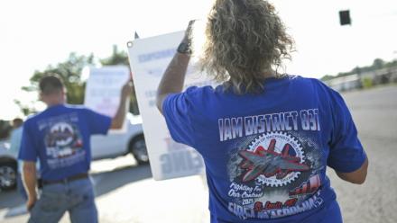 Des grévistes devant une usine militaire de Boeing à Berkeley, dans le Missouri, aux Etats-Unis, le 5 août 2025