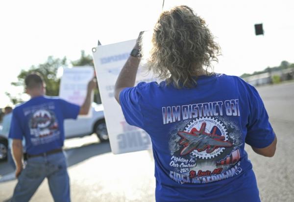 Des grévistes devant une usine militaire de Boeing à Berkeley, dans le Missouri, aux Etats-Unis, le 5 août 2025