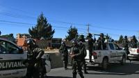 Des policiers déployés à El Alto, après que le président Rodrigo Paz a décrété l'état d'exception dans tout le pays, le 20 juin 2026 en Bolivie