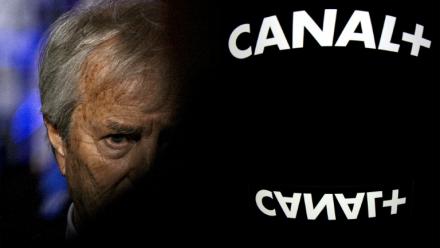 Combinaison d'images crééz le 18 mai 2026 du milliardaire Vincent Bolloré à Paris le 13 janvier 2026 et le logo de la chaîne Canal+ sur une tablette le 29 décembre 2012