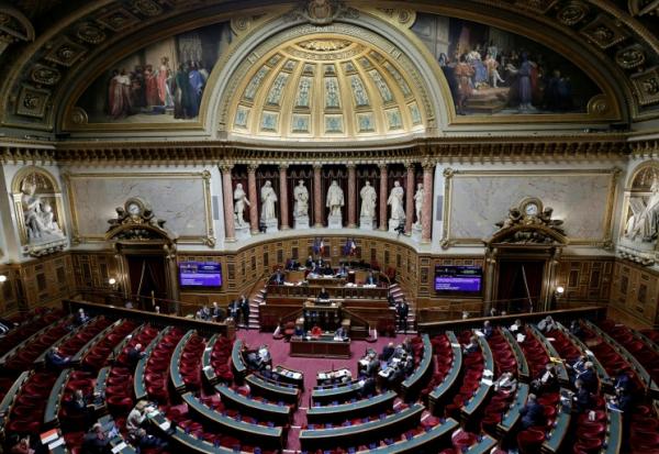 Après l'échec d'une première réforme retirée face à la fronde des syndicats, l'encadrement du travail des salariés des boulangers et fleuristes le 1er-Mai fait l'objet d'un projet de loi examiné mardi au Sénat