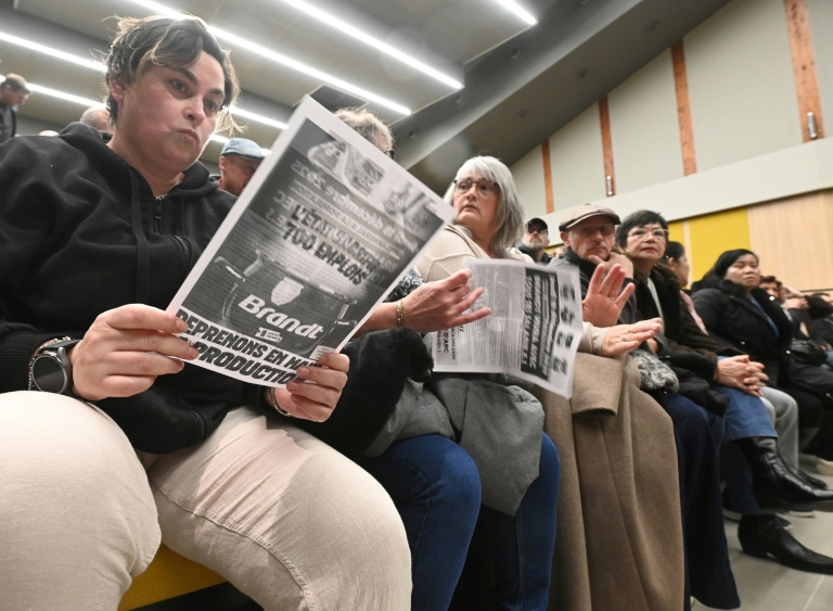 Des salariés de l'usine Brandt participent à une réunion d'information sur les possibilités de reconversion professionnelle, le 15 décembre à Saint-Jean-de-la-Ruelle, près d'Orléans, le 15 décembre 2025 dans le Loiret