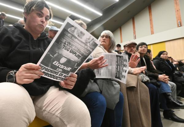 Des salariés de l'usine Brandt participent à une réunion d'information sur les possibilités de reconversion professionnelle, le 15 décembre à Saint-Jean-de-la-Ruelle, près d'Orléans, le 15 décembre 2025 dans le Loiret