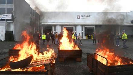 Des palettes brûlées devant l'usine Brandt où sont rassemblés des employés, le 11 décembre 2025 à Vendôme, dans le Loir-et-Cher