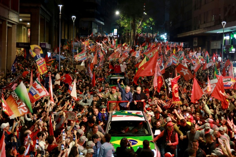 Le président sortant et candidat à la présidentielle, Luiz Inácio Lula da Silva (c), du Parti des travailleurs (PT), salue des sympathisants lors d'un rassemblement de campagne avant le second tour de l'élection, le 20 octobre 2026 à Porto Alegre, dans l'État du Rio Grande do Sul, au Brésil