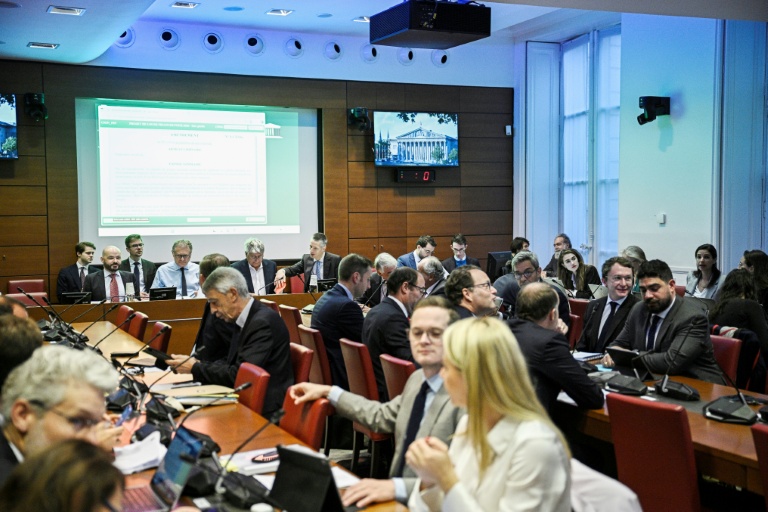 Des membres de la Commission des Finances réunis avant le début d'une séance d'examen du projet de loi de finances pour 2026, à l'Assemblée nationale à Paris, le 20 octobre 2025
