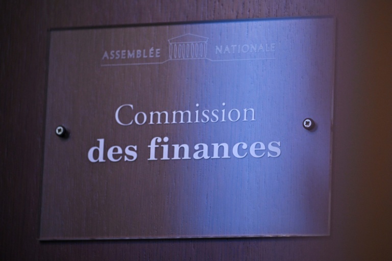 La plaque de la Commission des Finances avant une séance d'examen du projet de loi de finances pour 2026, à l'Assemblée nationale à Paris, le 20 octobre 2025