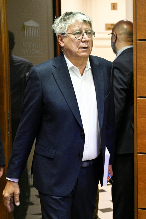 Le président de la commission des Finances, Eric Coquerel (LFI), arrive pour assister à une séance de la commission chargée d'examiner le projet de loi de finances pour 2026, à l'Assemblée nationale à Paris, le 20 octobre 2025