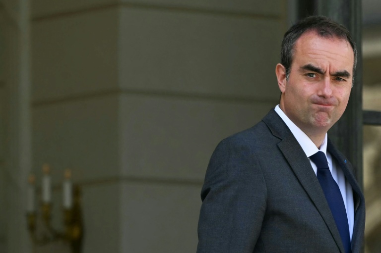 Le Premier ministre Sébastien Lecornu à la sortie de l'Elysée, le 27 juillet 2026 à Paris