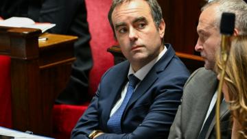 Le Premier ministre Sébastien Lecornu (g) et le ministre des Relations avec le Parlement Laurent Panifous lors de la séance des questions au gouvernement à l'Assemblée nationale, le 28 octobre 2025 à Paris