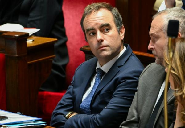 Le Premier ministre Sébastien Lecornu (g) et le ministre des Relations avec le Parlement Laurent Panifous lors de la séance des questions au gouvernement à l'Assemblée nationale, le 28 octobre 2025 à Paris
