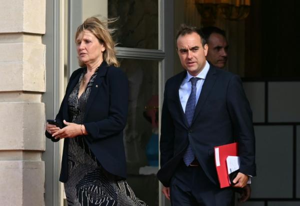 La présidente de l'Assemblée nationale Yaël Braun-Pivet (g) et le nouveau Premier ministre Sébastien Lacornu à la sortie du Palais Bourbon, le 11 septembre 2025 à Paris