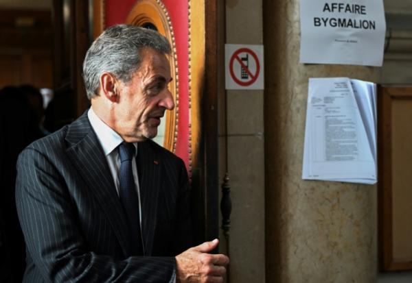 L'ancien président Nicolas Sarkozy quitte le palais de justice de Paris après le verdict de son procès en appel dans l'affaire Bygmalion, le 14 février 2024