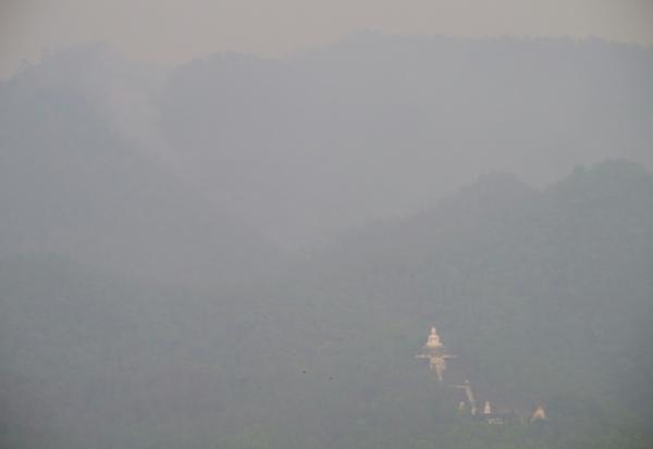 La brume enveloppe les collines à proximité de Pai, dans le nord de la Thaïlande, le 1er avril 2026