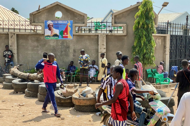 Des partisans de l'opposant Issa Tchiroma Bakary rassemblés près de sa résidence à Garoua, le 27 octobre 2025 au Cameroun