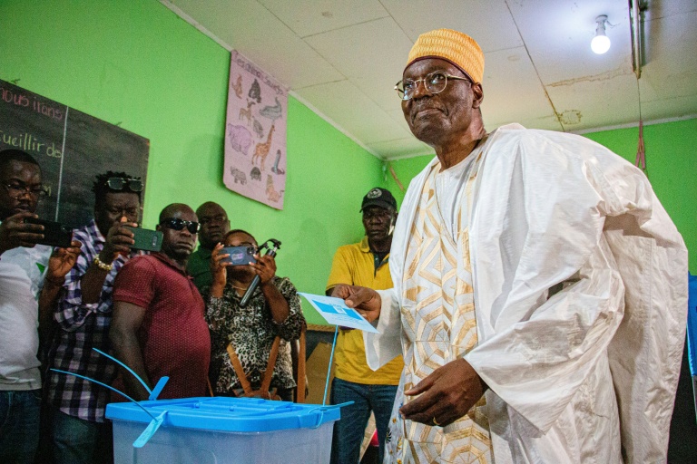 L'opposant Issa Tchiroma Bakary vote lors de l'élection présidentielle à Garoua, le 12 octobre 2025 au Cameroun