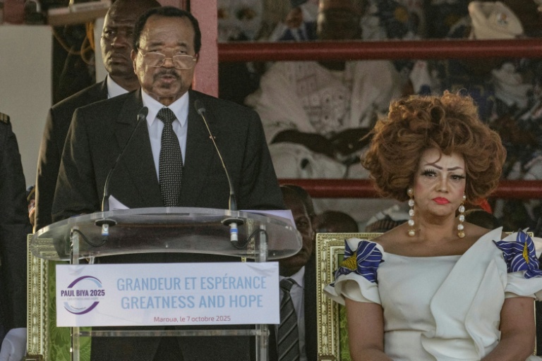 Le président Paul Biya, accompagné de son épouse Chantal Biya, lors d'un meeting de campagne à Maroua, le 7 octobre 2025 au Cameroun
