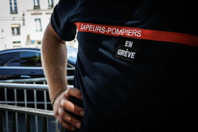 Un pompier participant à une action de protestation près du ministère de l'Intérieur le 13 août 2026 à Paris