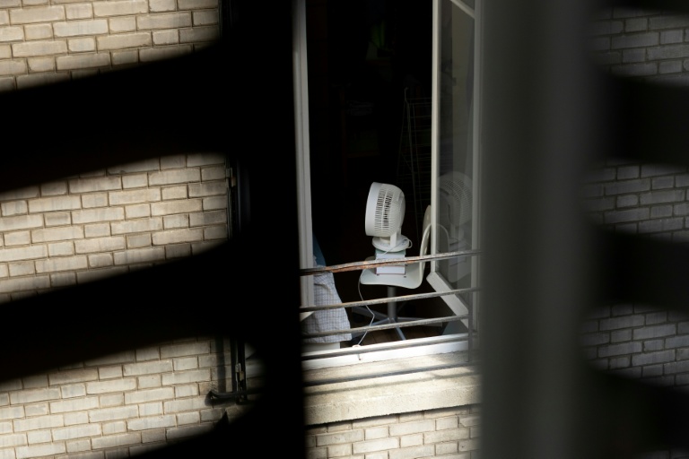 Un ventilateur à proximité d'une fenêtre ouverte, le 26 juin 2026 à Paris