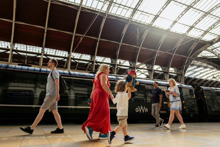 Des voyageurs se frayent un chemin dans la gare de Paddington, dans le centre de Londres, le 25 juin 2026