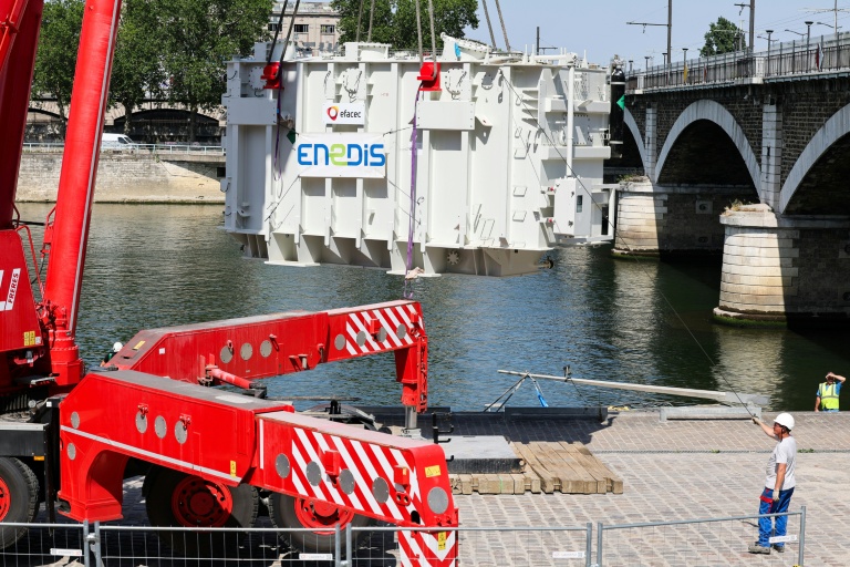 Arrivée du transformateur Enedis, un cube de 130 tonnes, au port de Tolbiac à Paris le 22 juin 2026.