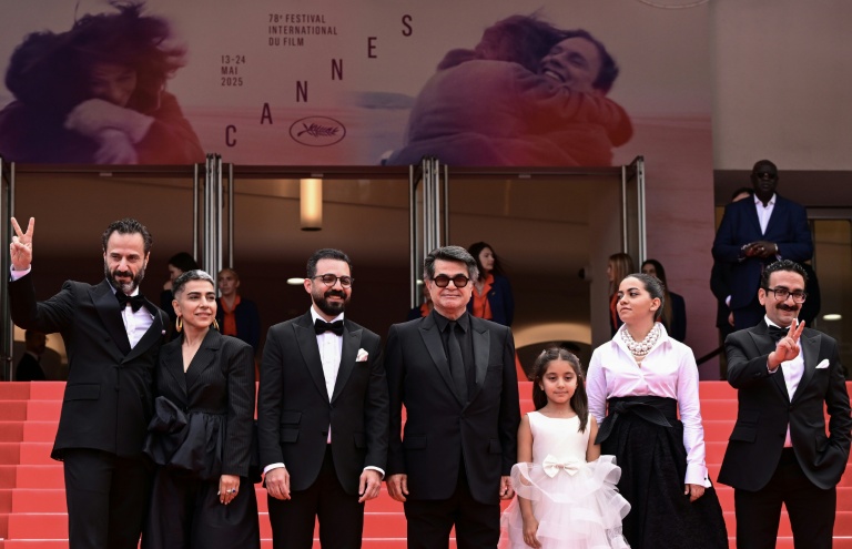 L'homme politique iranien Ebrahim Azizi (g), l'acteur iranien Majid Panahi (3ème à gauche), le réalisateur, scénariste et producteur iranien Jafar Panahi (centre) et l'acteur iranien Vahid Mobasseri (d), lors de la 78e édition du Festival de Cannes, le 20 mai 2025