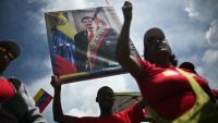 Un homme tient un portrait du président vénézuélien Nicolas Maduro, le 23 septembre 2025 à Caracas