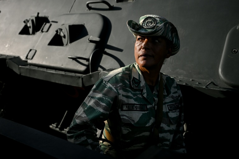 Un milicien vénézuélien lors d'une mobilisation militaire à Caracas en soutien au président Nicolas Maduro, le 23 septembre 2025