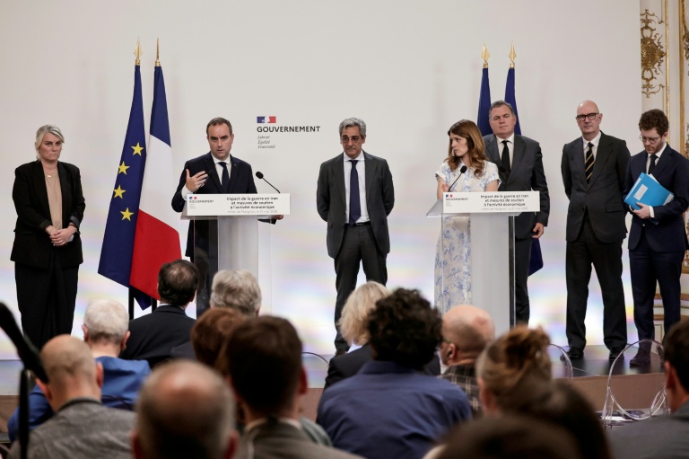 Le Premier ministre Sébastien Lecornu, entouré de plusieurs de ses ministres, lors d'une conférence de presse, le 21 mai 2026 à Paris