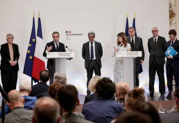Le Premier ministre Sébastien Lecornu, entouré de plusieurs de ses ministres, lors d'une conférence de presse, le 21 mai 2026 à Paris