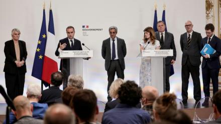 Le Premier ministre Sébastien Lecornu, entouré de plusieurs de ses ministres, lors d'une conférence de presse, le 21 mai 2026 à Paris