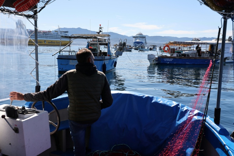 Un pêcheur corse mobilisé dans le port d'Ajaccio contre la hausse du prix des carburants, le 7 avril 2026