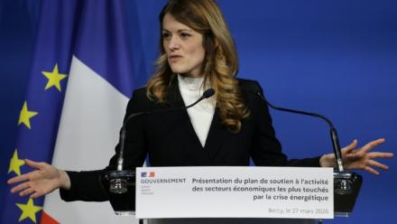 La porte-parole du gouvernement et ministre déléguée à l'Energie, Maud Bregeon, lors de la présentation du plan d'aide aux secteurs économiques les plus touchés par la crise énergétique, le 27 mars 2026 au ministère des Finances de Bercy à Paris