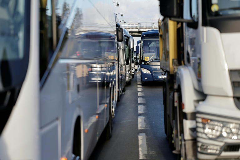 Des bus garés avant une opération escargot de chauffeurs de poids lourds et d’autocars sur le périphérique de Paris, le 30 mars 2026