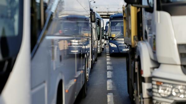 Des bus garés avant une opération escargot de chauffeurs de poids lourds et d’autocars sur le périphérique de Paris, le 30 mars 2026