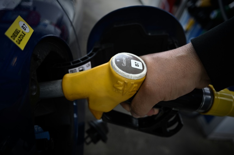 Un automobiliste fait le plein de gazole dans une station-service à Bruges, près de Bordeaux, le 10 mars 2026 dans le sud-ouest de la France