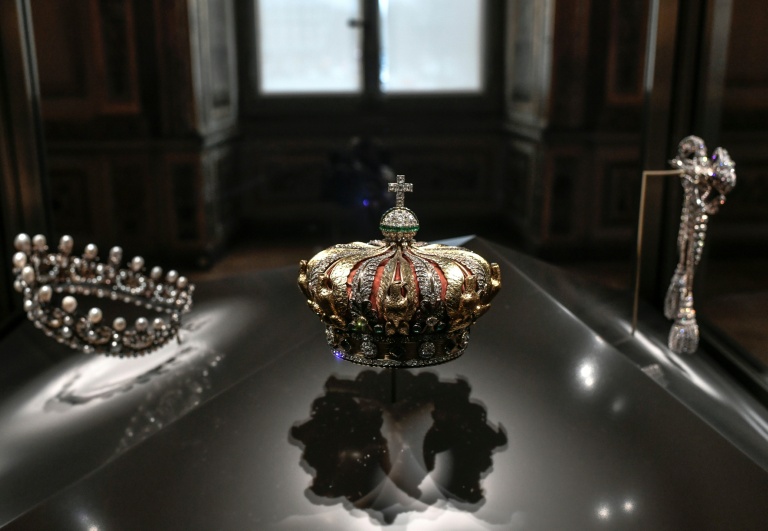La couronne (c) et le diadème (g) de l'impératrice Eugénie exposés dans la galerie d'Apollon au musée du Louvre, le 14 janvier 2020 à Paris