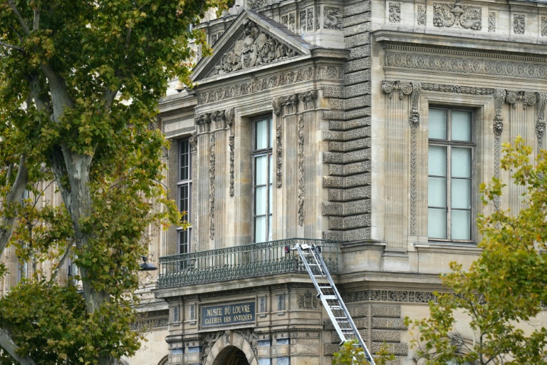 Le monte-charge utilisé par des cambrioleurs pour pénétrer dans le musée du Louvre, sur le quai François Mitterrand, à Paris, le 19 octobre 2025