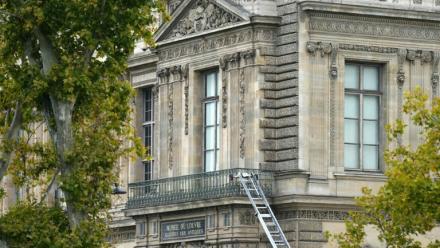 Le monte-charge utilisé par des cambrioleurs pour pénétrer dans le musée du Louvre, sur le quai François Mitterrand, à Paris, le 19 octobre 2025