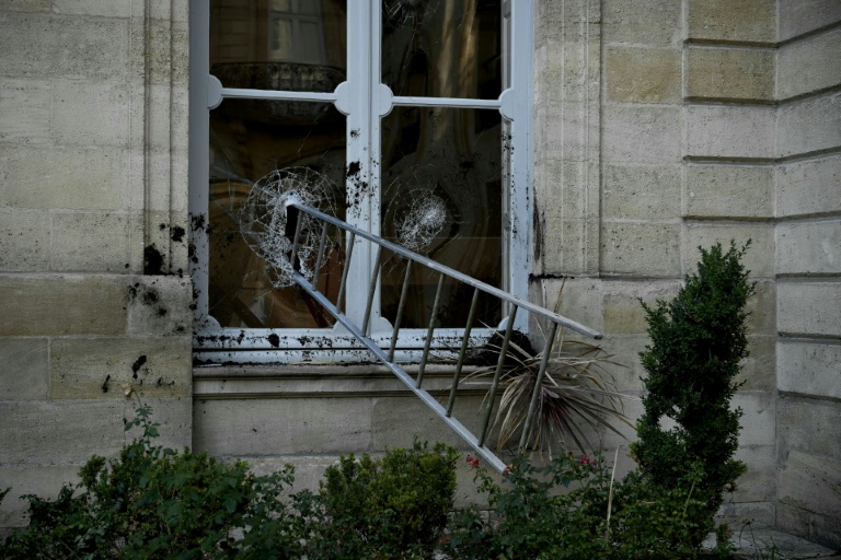 Une échelle enfoncée au travers d'une fenêtre de l'Hôtel de Nesmond, la résidence officielle du préfet de Gironde, à Bordeaux, le 18 octobre 2026