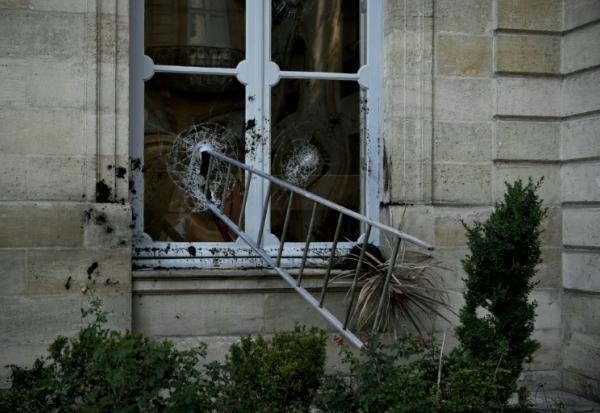 Une échelle enfoncée au travers d'une fenêtre de l'Hôtel de Nesmond, la résidence officielle du préfet de Gironde, à Bordeaux, le 18 octobre 2026