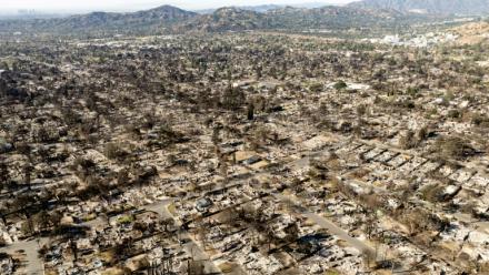Une vue aérienne des dégâts causés par les incendies de Los Angeles à Altadena, banlieue située au nord-est de la ville, le 21 janvier 2025