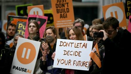Des manifestants devant les bureaux de Google DeepMind pour réclamer le contrôle du développement de systèmes d'intelligence artificielle avancée, à Londres, le 28 février 2026